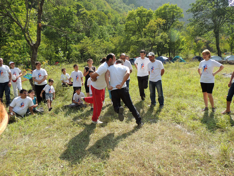 "Петушиные бои" - соревнуются папаши. "Петушиные бои" - соревнуются папаши.