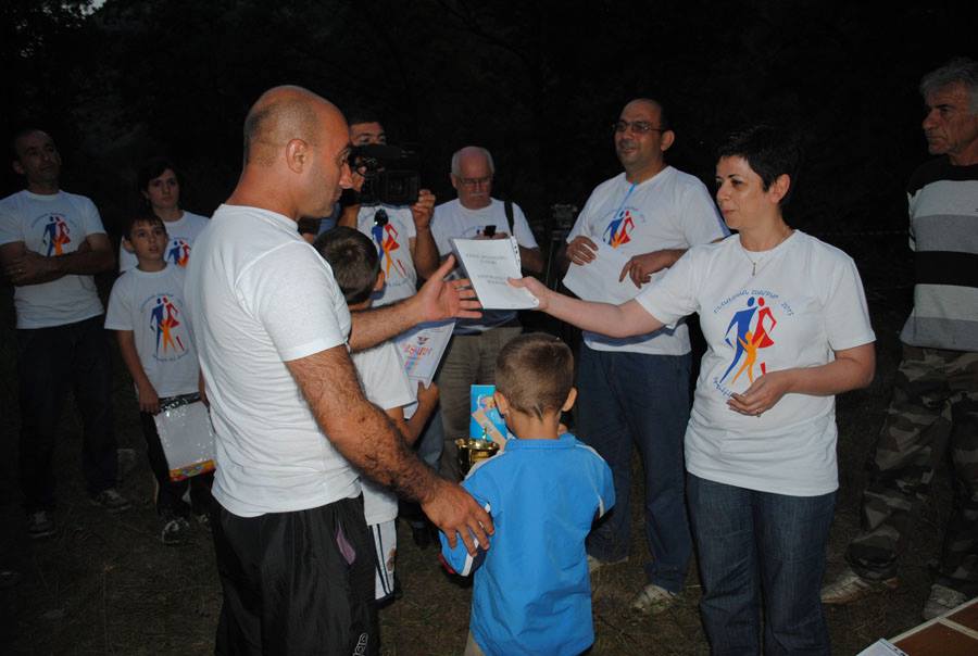 Министр Нарине Агабалян вручает грамоту и приз (документы на холодильник) семье Тонянов... Министр Нарине Агабалян вручает грамоту и приз (документы на холодильник) семье Тонянов...