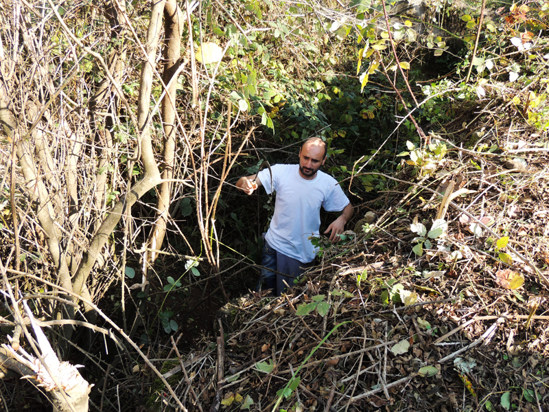 Марут внизу моста, очищает, чтобы мост был чистым не только по верхней его части, но и с боковой тоже. Марут внизу моста, очищает, чтобы мост был чистым не только по верхней его части, но и с боковой тоже.