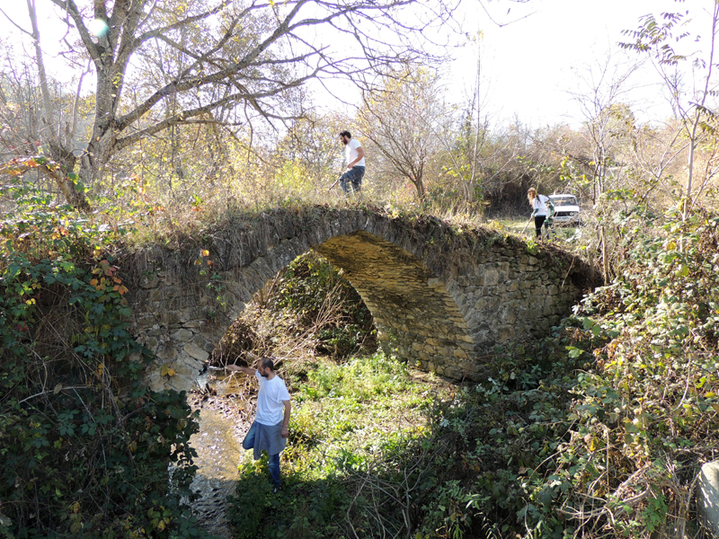 Благодаря Маруту вся боковая часть моста была открыта взору... Благодаря Маруту вся боковая часть моста была открыта взору...