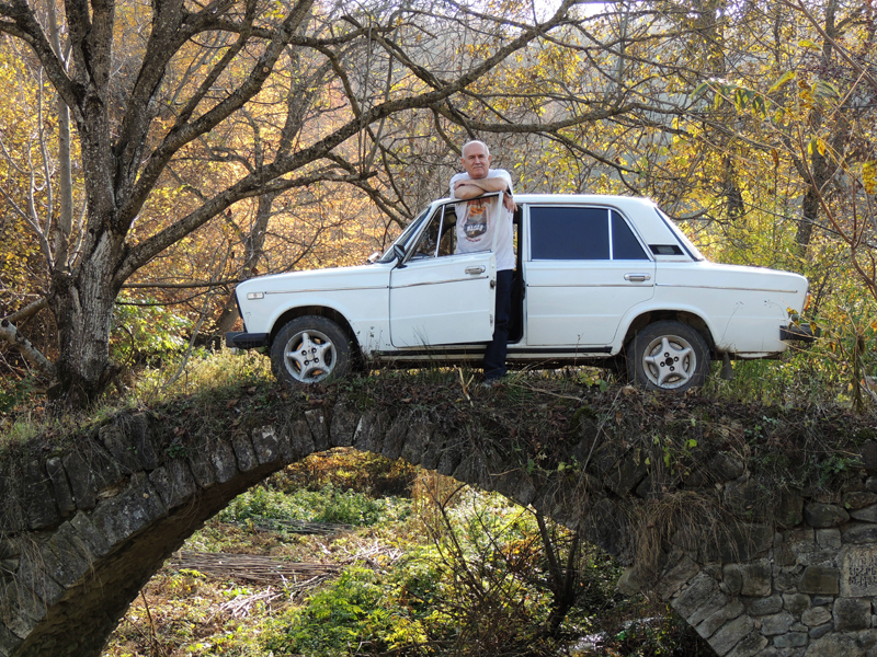 Я на середине моста со своей машиной. Я на середине моста со своей машиной.