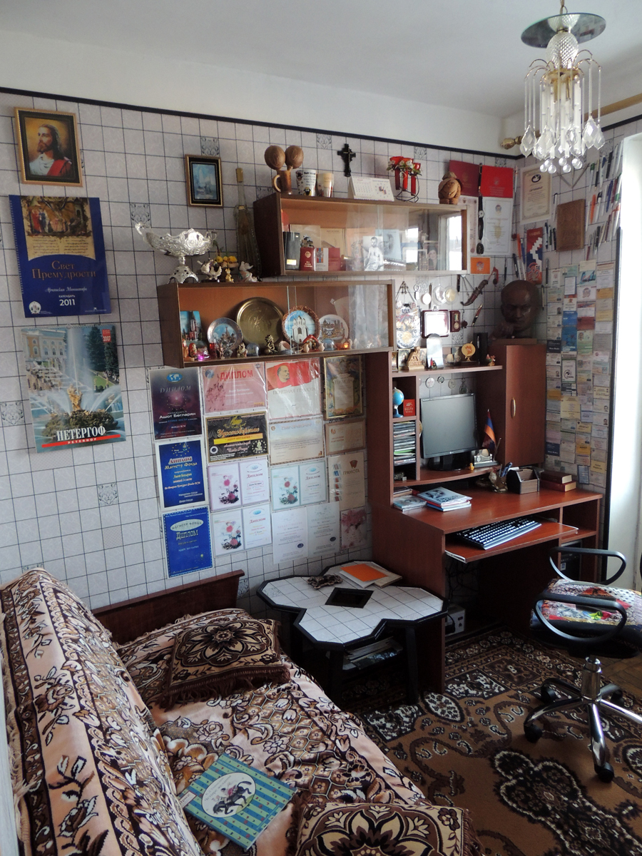 Часть кабинета Ашота. Часть кабинета Ашота.