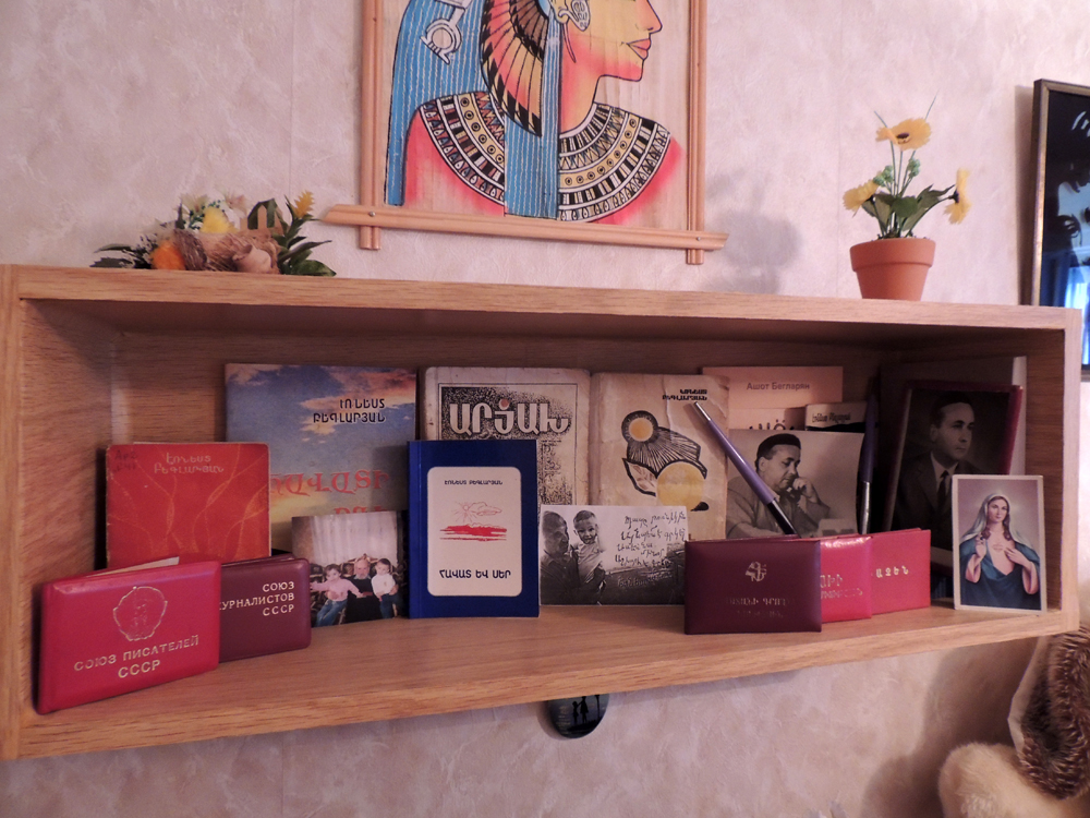 Уголок отца Ашота - карабахского поэта Эрнеста Беглдаряна. Уголок отца Ашота - карабахского поэта Эрнеста Беглдаряна.