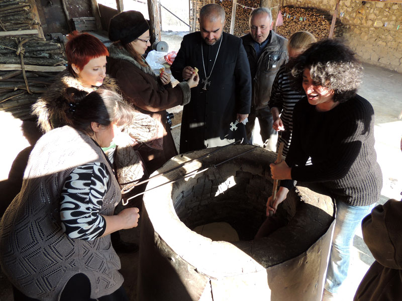 Когда в туруне дрова сгорели, замминистра культуры НКР Гаяне Григорян, специальным устройством начали "прикреплять" тесто на стены туруна. Когда в туруне дрова сгорели, замминистра культуры НКР Гаяне Григорян, специальным устройством начали "прикреплять" тесто на стены туруна.