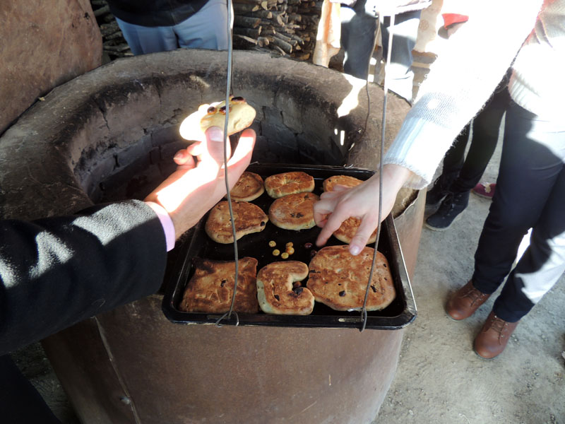 Испечённые сладкие лепёшки в тонире. Испечённые сладкие лепёшки в тонире.