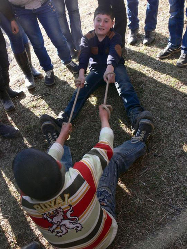 Кто кого перетянет. Кто кого перетянет.