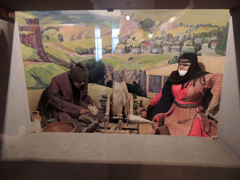 Макет. Традиционная карабахская семья. Бабушка делает нитки на веретене и илике. Дедушка шьёт карабахские чарыхи из свинной кожи Макет. Традиционная карабахская семья. Бабушка делает нитки на веретене и илике. Дедушка шьёт карабахские чарыхи из свинной кожи