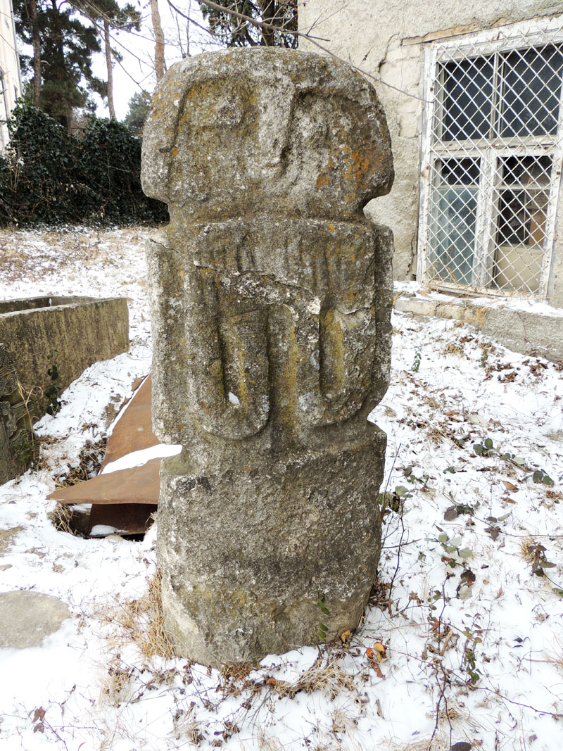 Надгробный камень. В основном такие камни были 