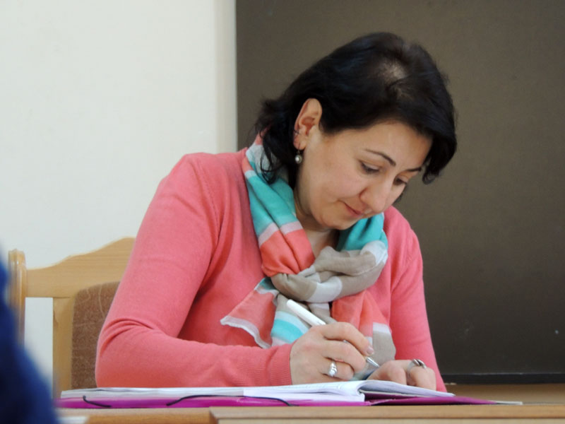 Урок близится к конце, каждыф получает ту оценочку, что заслужил... Стелла Самвеловна ставит оценки в классный журнал. Урок близится к конце, каждыф получает ту оценочку, что заслужил... Стелла Самвеловна ставит оценки в классный журнал.