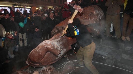 Снос памятника Ленину в Киеве.