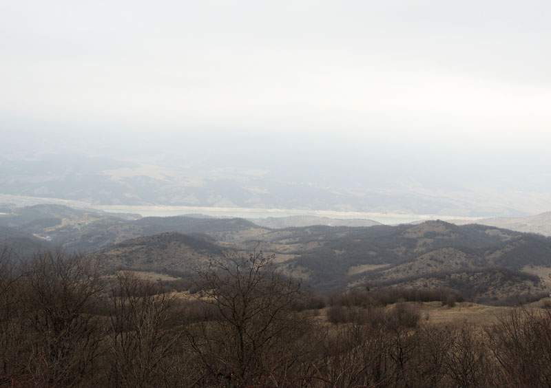 Впереди видна полоска воды - это вода Сарсангского водохранилища. Впереди видна полоска воды - это вода Сарсангского водохранилища.