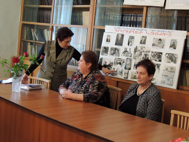 По этим старым фотографиям на стенде можно проследить небольшую частьистории библиотеки. По этим старым фотографиям на стенде можно проследить небольшую частьистории библиотеки.