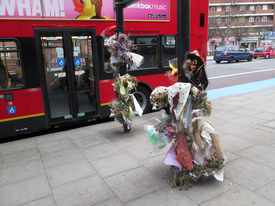Лондон. Высушенные букеты цветов на остановке.