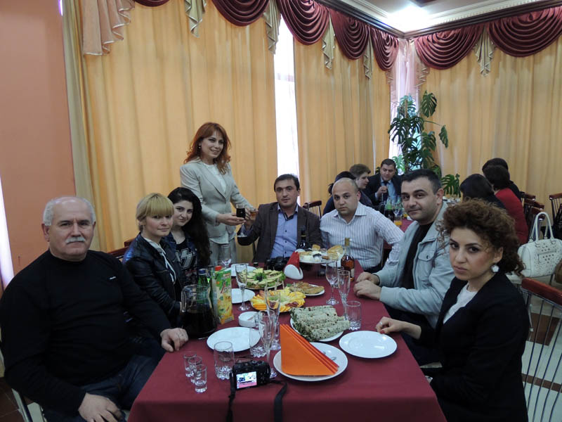 Белла с бокалом вина обошла всех гостей и выслушала от них пожелания и поздравление, уже в неформальной" обстановке. Белла с бокалом вина обошла всех гостей и выслушала от них пожелания и поздравление, уже в неформальной" обстановке.