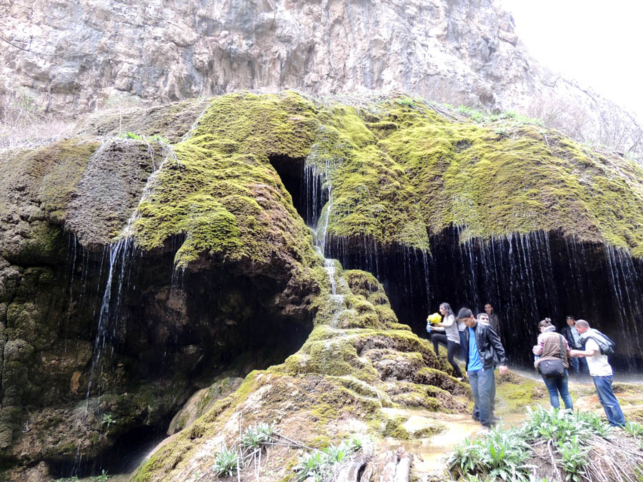 Молодёжь намокла от брызг, но не обращала на это внимание... Молодёжь намокла от брызг, но не обращала на это внимание...