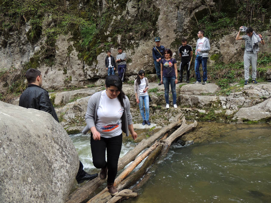 Девушка рискнула и самостоятельно перешла... Девушка рискнула и самостоятельно перешла...