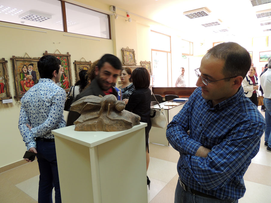 У работы Арама Цатряна "Комар". У работы Арама Цатряна "Комар".