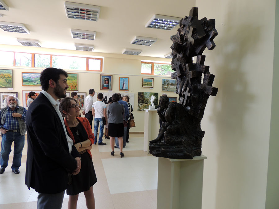 Карабахский скульптор Давид Саргсян рядом со своей работой, отвечает на вопросы посетительницы. Карабахский скульптор Давид Саргсян рядом со своей работой, отвечает на вопросы посетительницы.