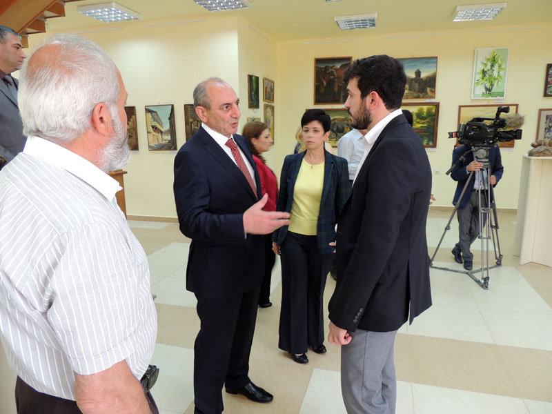 Президент Нагорного Карабаха Бако Саакян с молодым карабахским скульптором Давидом Саргсяном. Президент Нагорного Карабаха Бако Саакян с молодым карабахским скульптором Давидом Саргсяном.