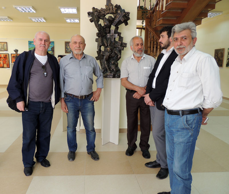 С друзьями у работы Давида. С друзьями у работы Давида.