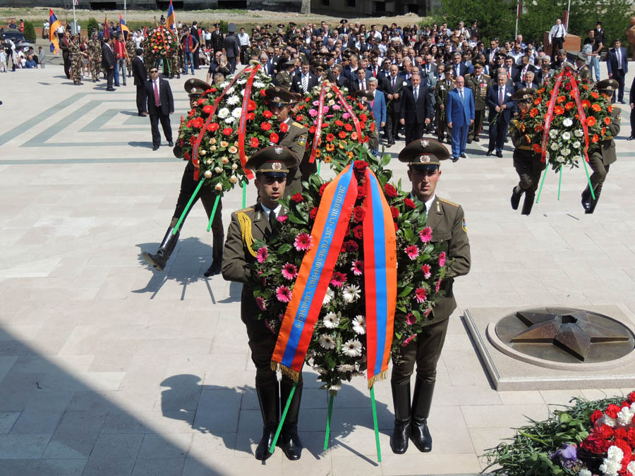 Возложение венков. Солдаты роты почё1тного караула рмии обороны НКР. Возложение венков. Солдаты роты почё1тного караула рмии обороны НКР.