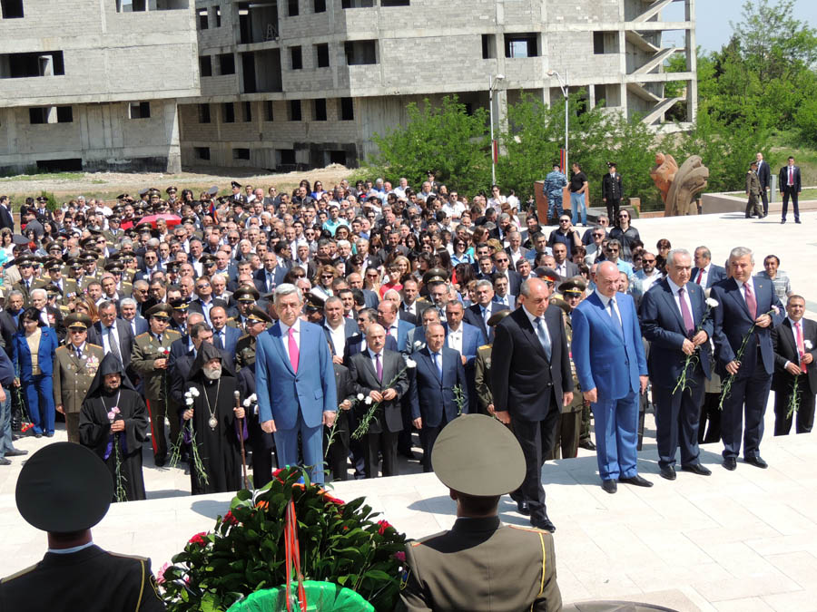 Возложение венков. Предствители властей Нагорного Карабаха, Армении, духовенства. Возложение венков. Предствители властей Нагорного Карабаха, Армении, духовенства.