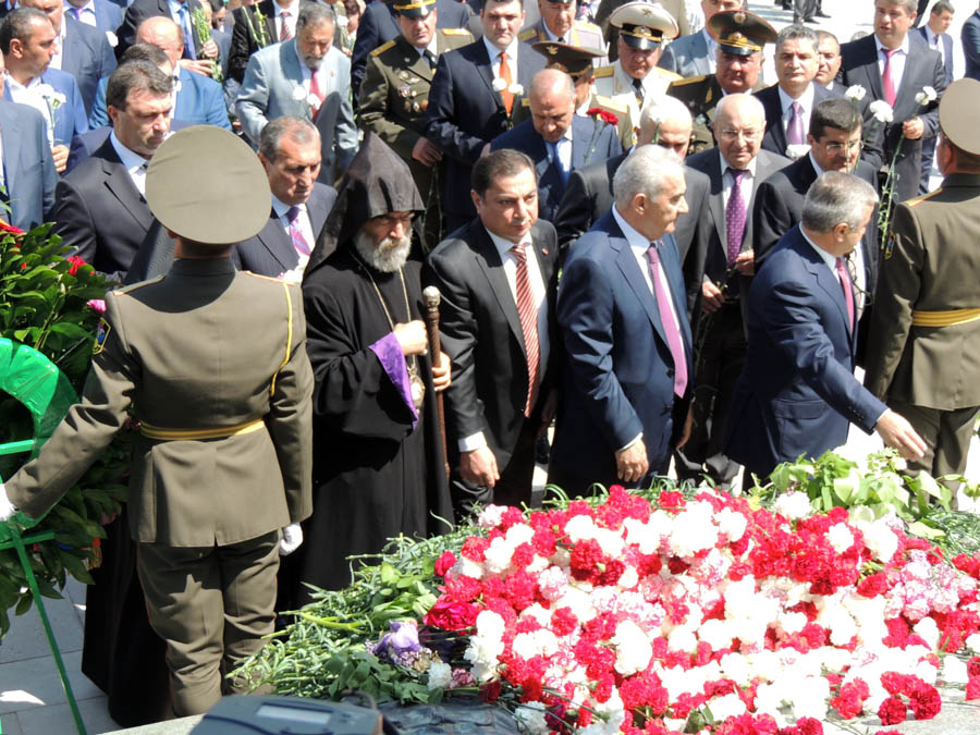 Возложение венков. Предствители властей Нагорного Карабаха, Армении, духовенства. Возложение венков. Предствители властей Нагорного Карабаха, Армении, духовенства.