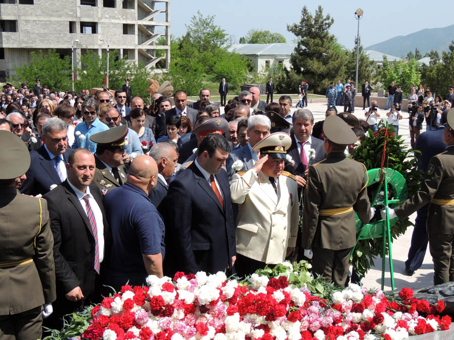Возложение венков. Предствители властей Нагорного Карабаха, Армении, духовенства. Возложение венков. Предствители властей Нагорного Карабаха, Армении, духовенства.