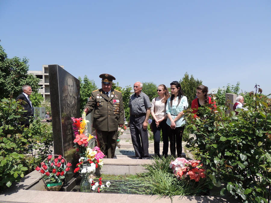 Генерал-полковник (Армия РА) отдаёт дань уважения погибшему солдату АО НКР... Генерал-полковник (Армия РА) отдаёт дань уважения погибшему солдату АО НКР...