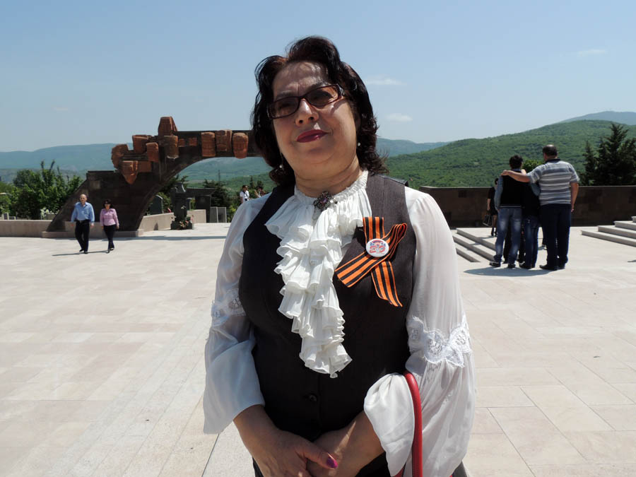 У многих, пришедших к Мемориальному комплексу была Георгиевская ленточка... У многих, пришедших к Мемориальному комплексу была Георгиевская ленточка...