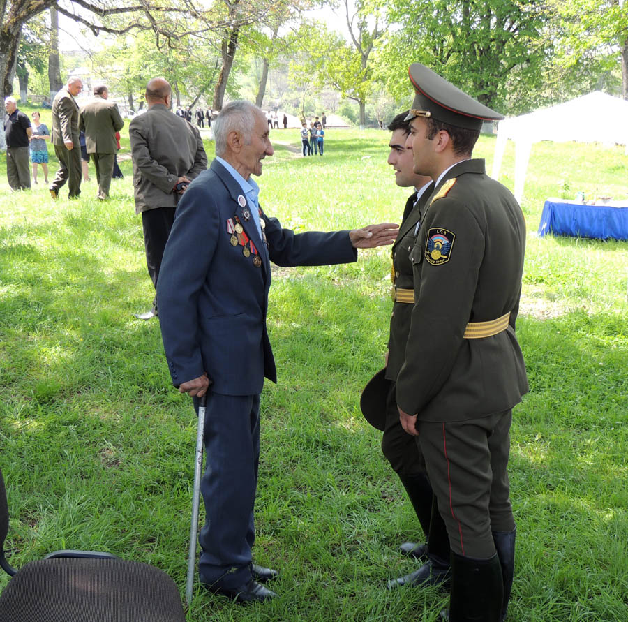 Участник ВОВ Григорий Аракелян рассказывает солдатам АО НКР о своём боевом пути. Участник ВОВ Григорий Аракелян рассказывает солдатам АО НКР о своём боевом пути.