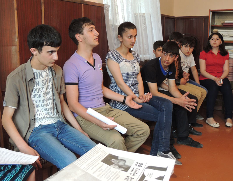 Разговор носил открытый характер, практически все присутствующи смогли высказать свою точку зрения и отсаивать её... Разговор носил открытый характер, практически все присутствующи смогли высказать свою точку зрения и отсаивать её...