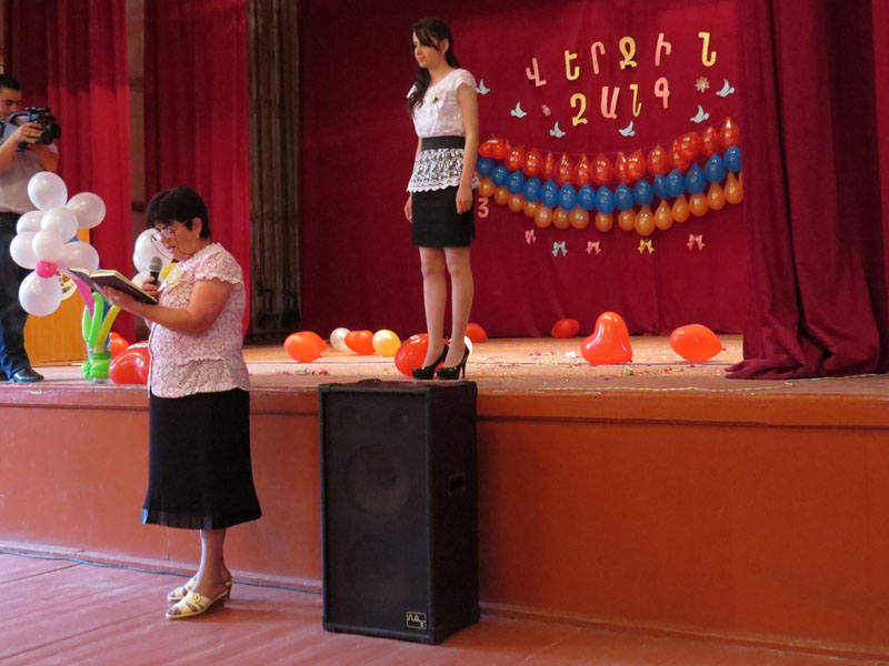 На сцену вышла Анета Мангасарян, готовится стать экономистом. На сцену вышла Анета Мангасарян, готовится стать экономистом.