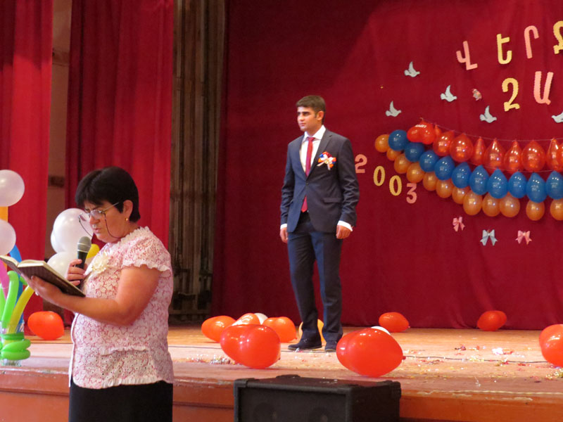 На сцену вышtk Араик Тамразян. Хочет стать юристом. На сцену вышtk Араик Тамразян. Хочет стать юристом.