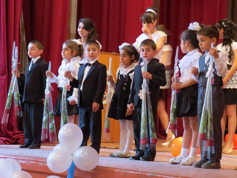 Первоклашки поздравляют выпускников Первоклашки поздравляют выпускников