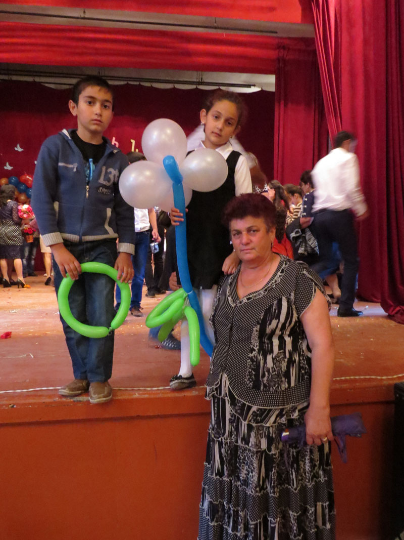 Бабушка Кнарик с внуками... Бабушка Кнарик с внуками...