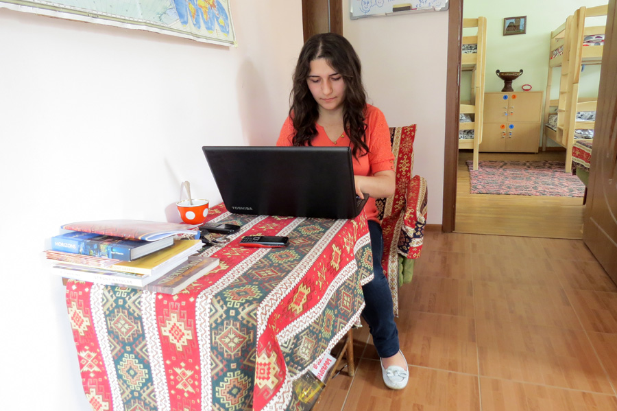 Лусине за работой. Лусине за работой.