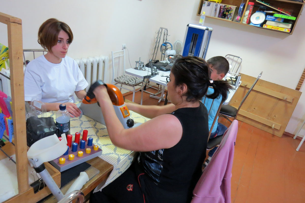 Диана Галстян проводит упражнение с пациенткой для укрепления верхних конечностей Диана Галстян проводит упражнение с пациенткой для укрепления верхних конечностей