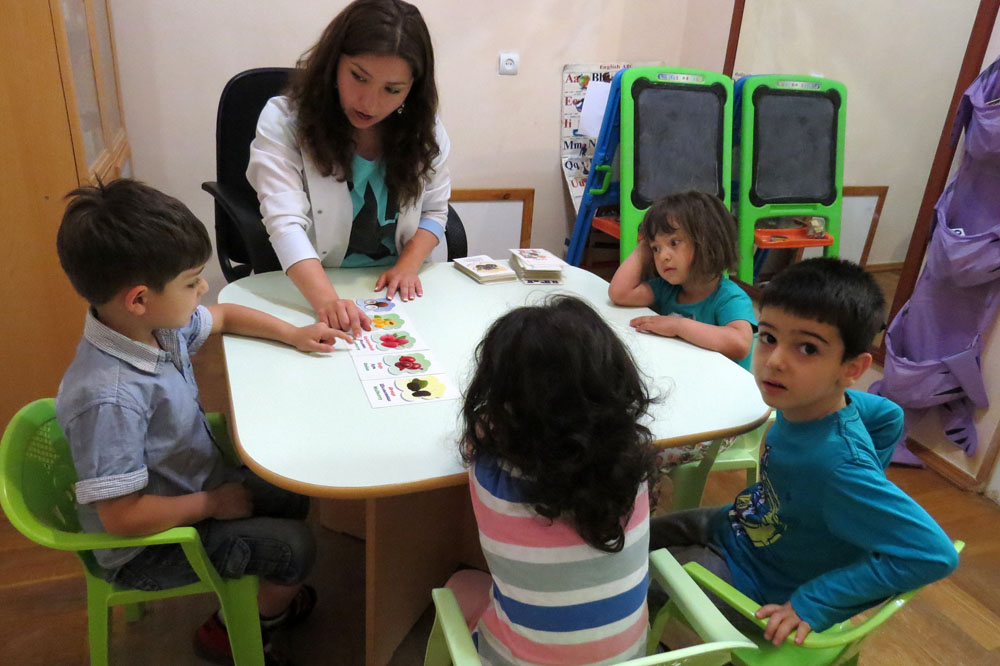 Лусине Арутюнян, психолог центра, групповое занятие по развитию интеллектуального уровня Лусине Арутюнян, психолог центра, групповое занятие по развитию интеллектуального уровня