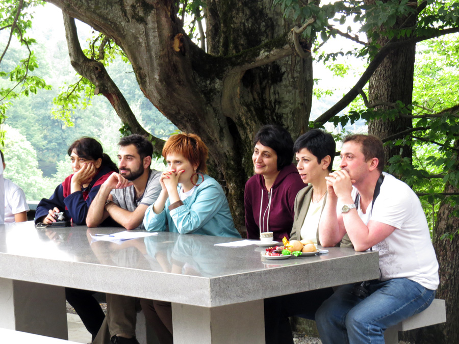 Жюри внимательно слушает стихи, песни, оценивает, чтобы потом выявить победителя.