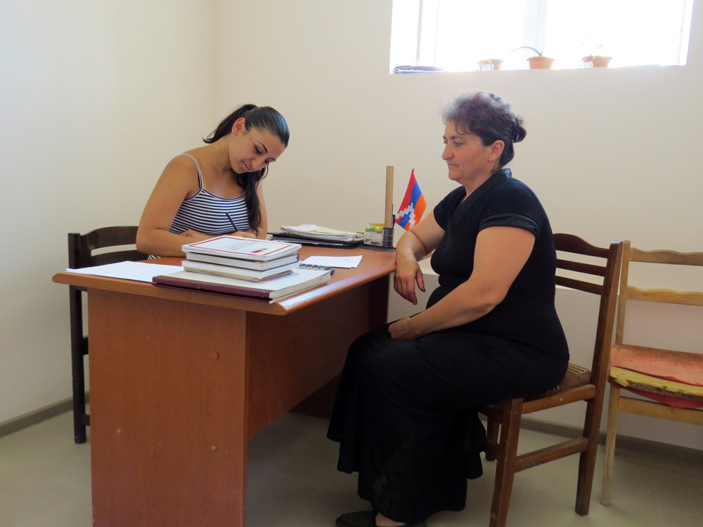 Вика и Аревик Даниелян, зав. клубом у неё  кабинете обсуждают рабочие вопросы.ю