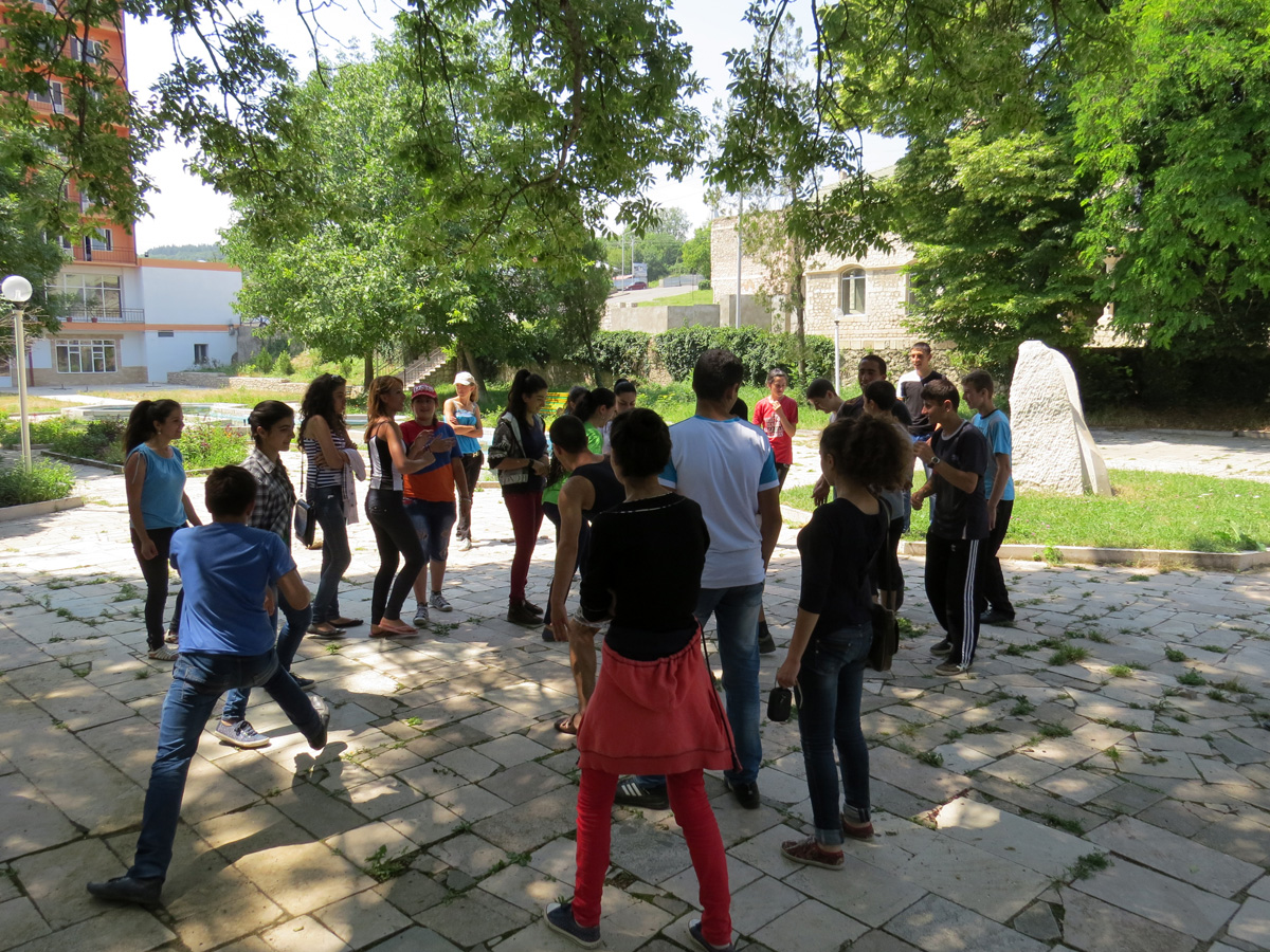 Молодёжь играется в сквере. Молодёжь играется в сквере.