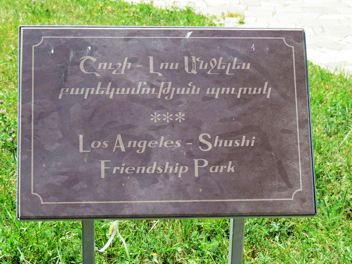 Памятная мраморная доска в сквере. Памятная мраморная доска в сквере.