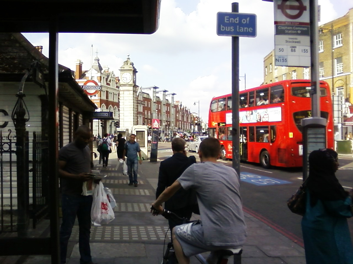 На остановке. На остановке.