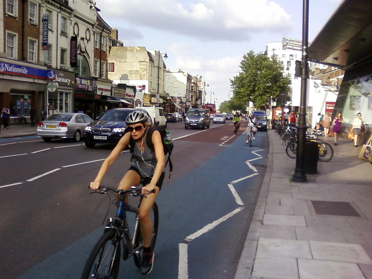 Спортсменка на улице Лондона. Спортсменка на улице Лондона.