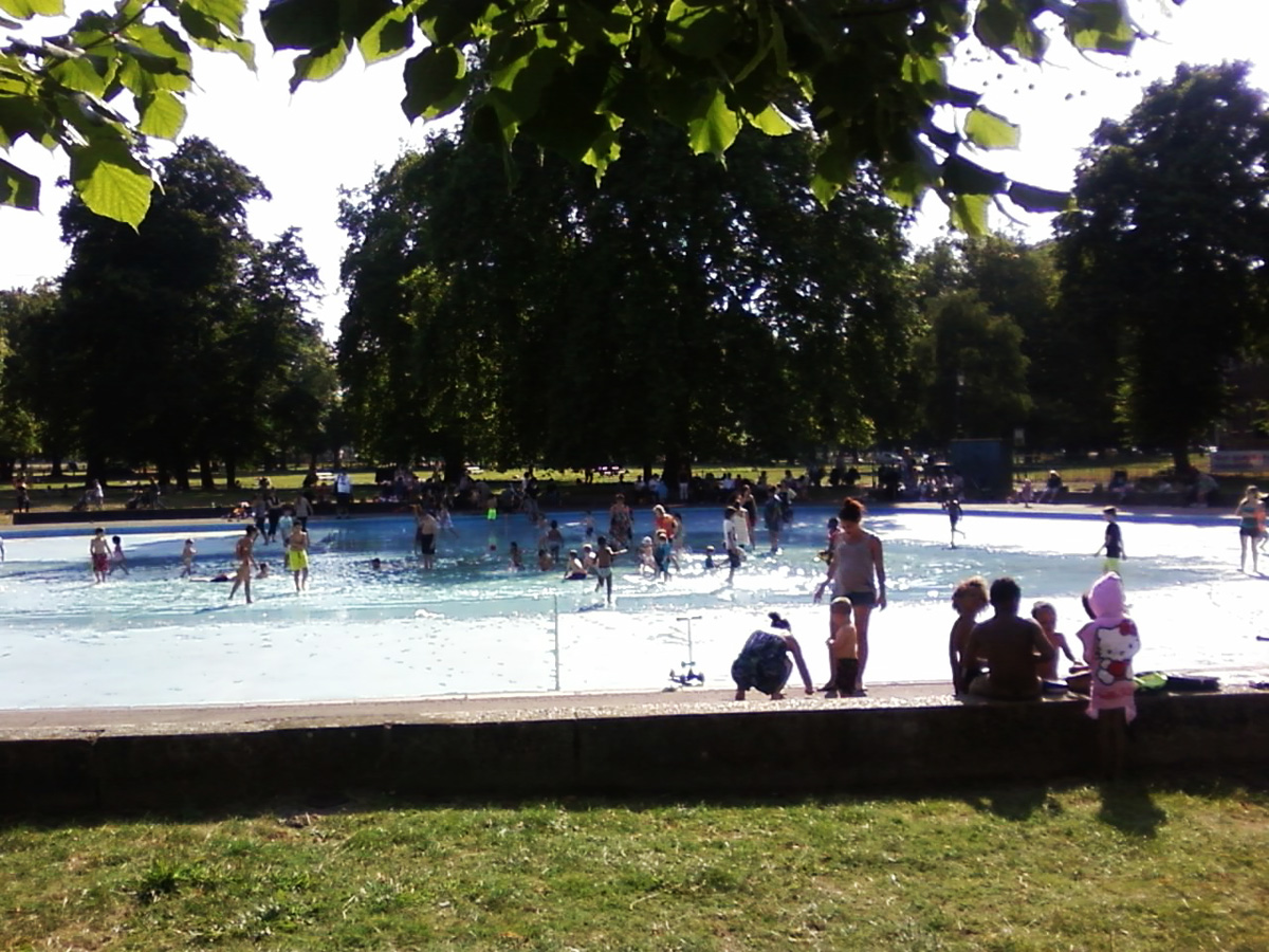 Хотя воды и мало в бассейне, но это не мешает детишкам поплескаться, позагорать... Хотя воды и мало в бассейне, но это не мешает детишкам поплескаться, позагорать...