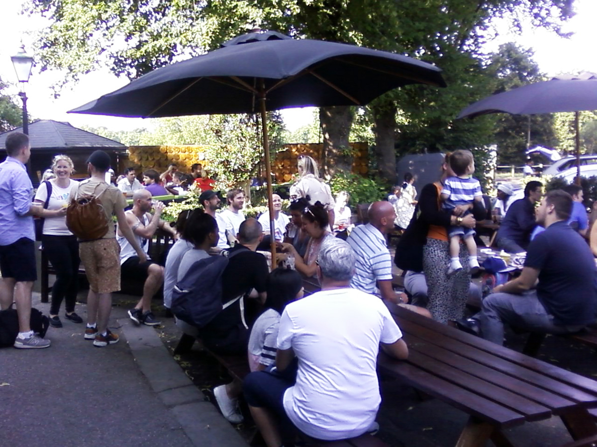 Перед нашей гостиницей. Под вечер каждый день собираются либители выпить пива, пообщаться... Перед нашей гостиницей. Под вечер каждый день собираются либители выпить пива, пообщаться...