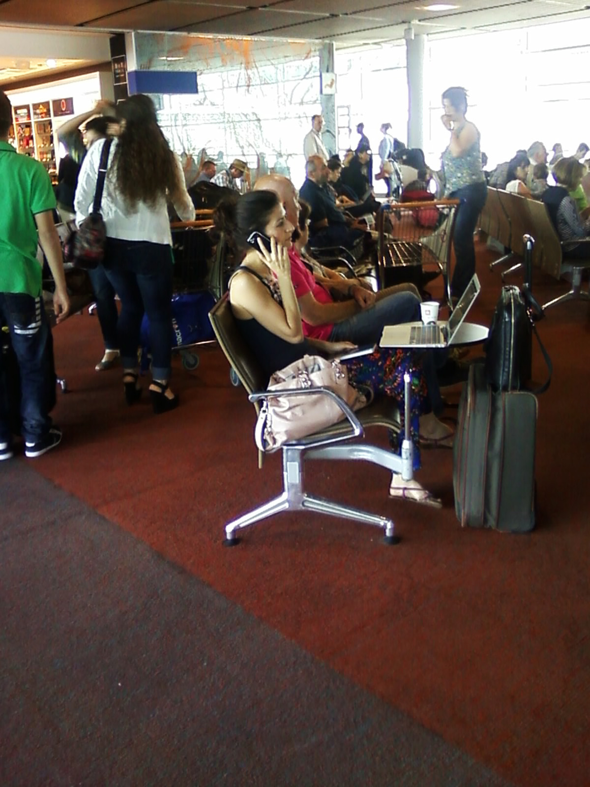 Возвращаемся. В ожидании регистрации на рейс Париж-Ереван. Возвращаемся. В ожидании регистрации на рейс Париж-Ереван.