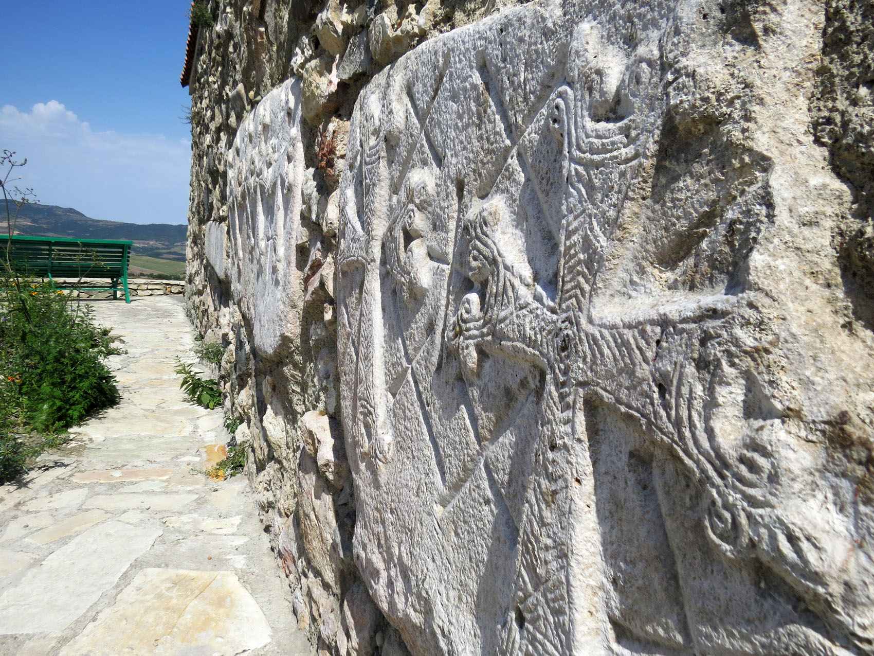 Церковь &laquo;Пустынь Кусаноц&raquo;. Хачкары замурованные в стене. Южная часть монастыря.