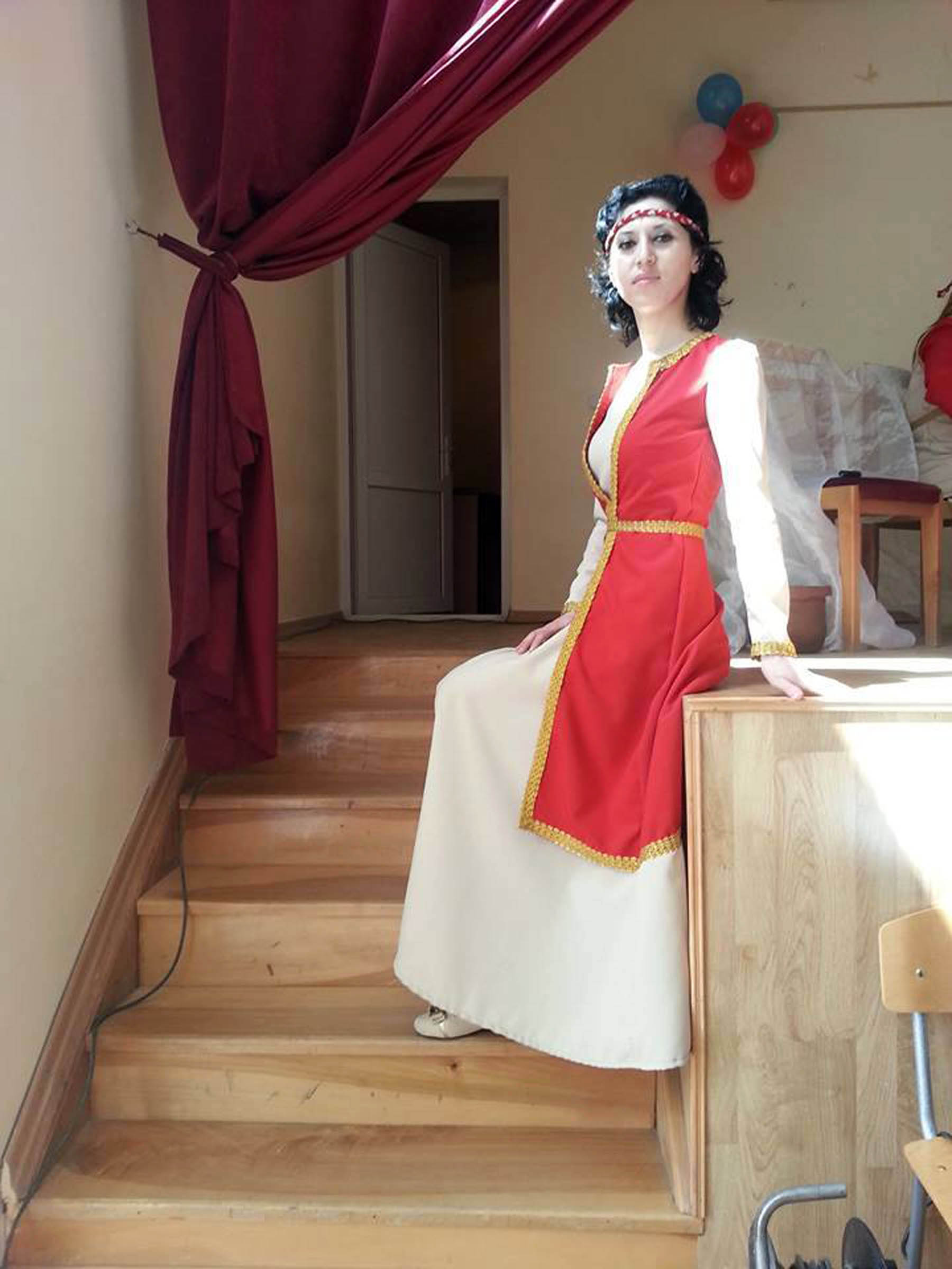 Директор театра им. Мкртыча Хандамиряна Ашхен Арутюнян . Директор театра им. Мкртыча Хандамиряна Ашхен Арутюнян .